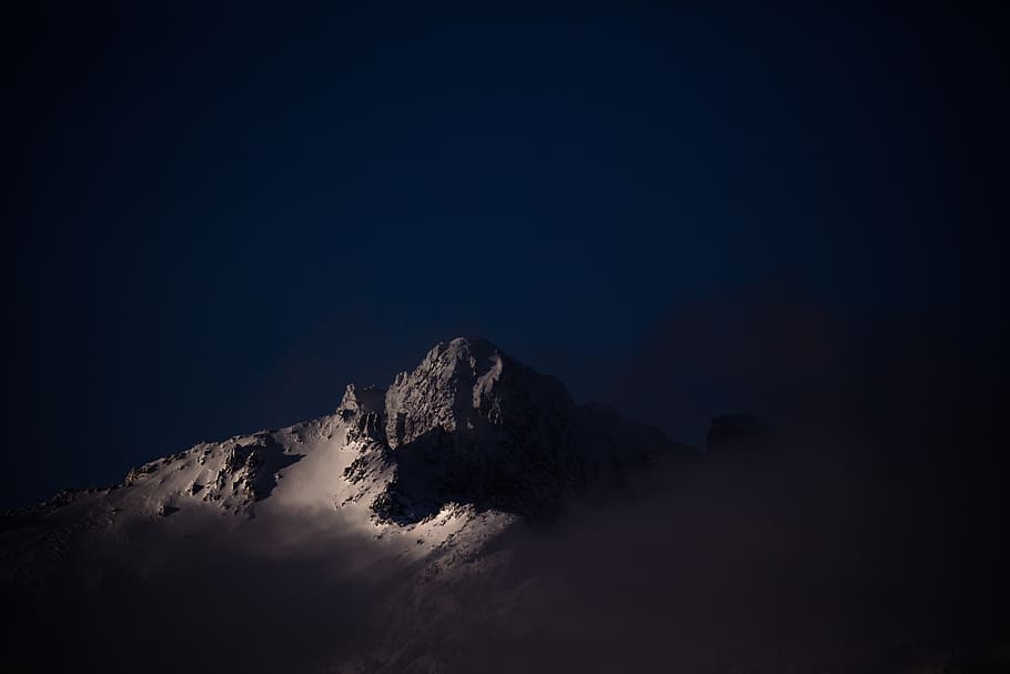 muntanya marró, naturalesa, a l'aire lliure, muntanya, Serra, pic, nit, astronomia, espai, univers, espai exterior, lluna, patrick hendry, lluna plena, cel estrellat, eclipsi, arquitectura, edifici, cúpula, Eclipse de lluna, gel, cel, còpia espai, bellesa a la natura, rock, cap gent, escena tranquil·la, tranquil·litat, escenics - natura, rock - object, sòlid, blau, formació de roca, escena no urbana, vista d’angle baix, idíl·lic, cel clar, fosc, cim de muntanya, formació, 8K