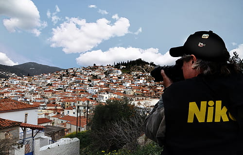 hombre, tomando, foto, marrón, casas, arquitectura, edificios, cámara, nubes, luz, paisaje, luces, persona, Sacando foto, pueblo, urbano, exterior del edificio, estructura construida, ciudad, cielo, gente, nube - cielo, cintura para arriba, Distrito residencial, paisaje urbano, gente real, hombres, naturaleza, edificio, día, al aire libre, multitud, ropa, comunicación, 4K, CC0, dominio público, libre de derechos