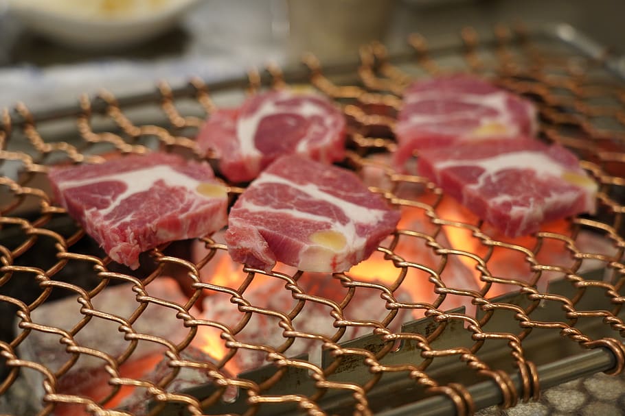 carn, xai, carbó vegetal, menjar, menjar i beguda, frescor, preparació, cap gent, primer pla, natura morta, metall, carn vermella, aliments crus, centrar-se en primer pla, preparar el menjar, vedella, Barbacoa, a l'interior, calor - temperatura, dia, vista d’angle alt, temptació, 5K