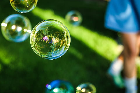 sabó, bombolles de sabó, bombolla, esfèrica, forma, reflexions, infància, diversió, efecte, oci, transparent, fràgil, filigrana, joia, a l'aire lliure, jugar, rodó, esfera, reflexió, a l'aire, centrar-se en primer pla, naturalesa, planta, vulnerabilitat, fragilitat, color verd, primer pla, part del cos humà, sabó sud, herba, gent, arbre, brillant, lleuger, extremitat humana, 5K, CC0, domini públic, lliure de regalies