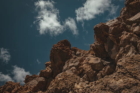fotografía de bajo ángulo, formacion de roca, nublado, cielo, montaña, nube, azul, verano, rock, aventuras, naturaleza, al aire libre, formación, buscando, nadie, viaje, roca - objeto, belleza en la naturaleza, sólido, paisajes - naturaleza, nube - cielo, tranquilidad, escena tranquila, escena no urbana, vista de ángulo bajo, geología, ambiente, paisaje, día, erosionado, clima árido, pico de la montaña, 5K, CC0, dominio público, libre de derechos