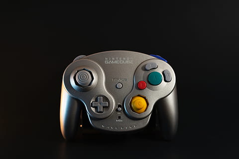 gri, controlerul gamecube nintendo, Fundal negru, tehnologie, studio shot, Control, în interior, a închide, un singur obiect, nici o persoana, culoare neagră, apasa butonul, mașină, industria electronică, telecomandă, vehicul cu motor, elimina, industrie, argintiu colorat, spațiu copie, robot, jucărie, tastatura, alimentare electrică, 5K, CC0, domeniu public, fără drepturi de autor