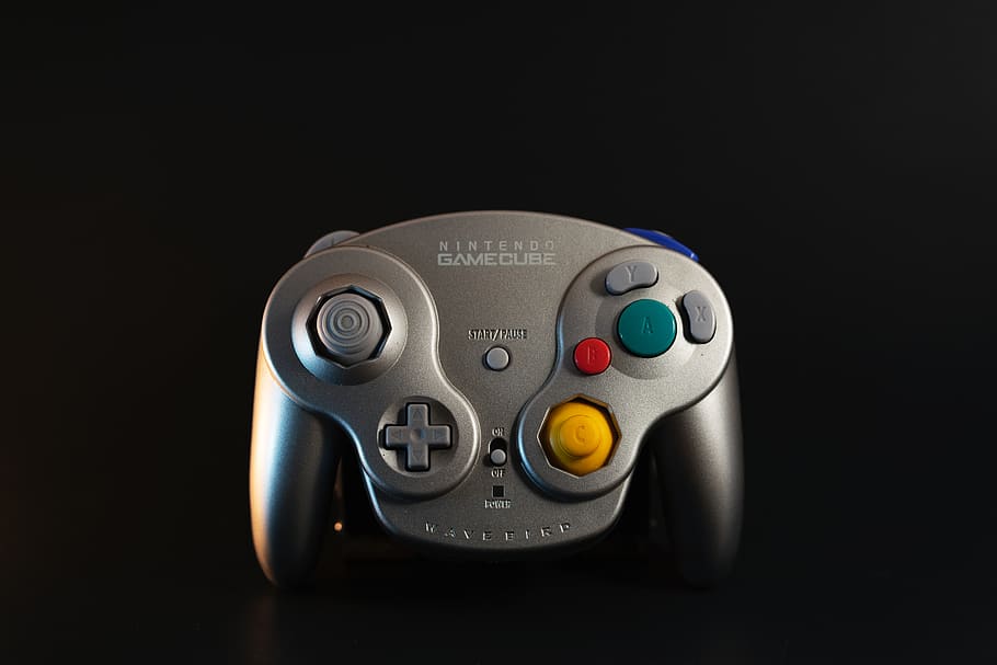gris, controlador de cub de jocs de Nintendo, fons negre, tecnologia, tir de l'estudi, control, a l'interior, primer pla, sol objecte, cap gent, color negre, polsador, cotxe, indústria electrònica, control remot, automòbil, tallar, indústria, color plata, còpia espai, robot, joguina, teclat, Font d'alimentació, 5K