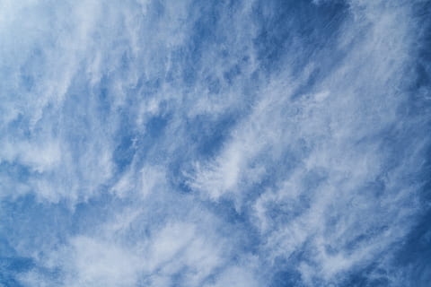 Sky, landskab, baggrund, farver, skyer, himmel, natur, smuk, farve, horisont, høj, ilt, atmosfære, sol, sæson, forår, sommer, plads, luft, flyve, mønster, åben, sky - himmel, blå, cloudscape, scenics - natur, skønhed i naturen, ingen mennesker, baggrunde, miljø, hvid farve, vind, ro, panoramisk, dramatisk himmel, idyllisk, meteorologi, udendørs, frihed, klima, ren, lyse, 8K, CC0, offentligt domæne, royaltyfrie