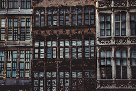Brun, hvid, beton, bygning, vindue, arkitektur, facade, udforske, struktur, vindueskant, vinduesrækværk, glas, afspejling, himmel, Sky, gammel, mønster, hus, bygget struktur, bygning udvendig, historie, Europa, urban scene, by, gammeldags, kulturer, berømte sted, udendørs, retro stylet, ingen mennesker, 5K, CC0, offentligt domæne, royaltyfrie