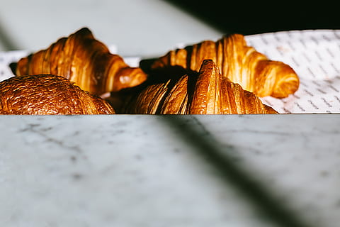 patru rulouri croissante, brutărie, coacere, pâine, croissant, delicios, alimente, masă, patiserie, restaurant, rulou, gustos, mancare si bautura, selectiv, natură moartă, a închide, prospeţime, nici o persoana, în interior, copt, bunăstare, mâncat sănătos, masa, maro, zi, nuca, culoare portocalie, gata să mănânce, piuliță - mâncare, mancare frantuzeasca, gustare, suprafață, ispită, 4K, CC0, domeniu public, fără drepturi de autor