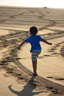Italien, sand, fuld længde, en person, jord, bagfra, strand, barn, barndom, fritidsaktivitet, natur, drenge, afslappet tøj, skygge, sollys, herrer, dag, hav, hanner, fokus på forgrunden, udendørs, uskyld, menneskelige arm, 4K, CC0, offentligt domæne, royaltyfrie