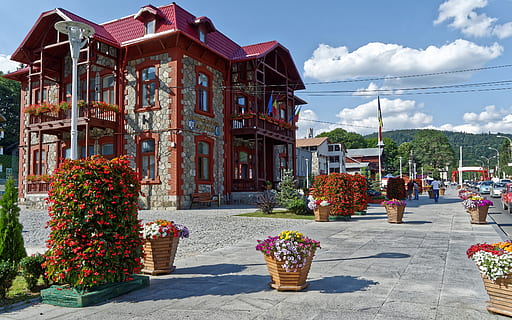 Beton, Gebäude, umgeben, Blumen, Fahrbahn, die Architektur, Stadt, Wolken, Tageslicht, Außen, Fassade, Familie, Flaggen, Garten, Wahrzeichen, Pflaster, Menschen, Pflanzen, Straße, Schatten, Himmel, Sommer-, Tourismus, Touristen, Stadt, Dorf, Rathaus, traditionell, gebaute Struktur, Gebäudehülle, Natur, Tag, Sonnenlicht, Pflanze, wolke - himmel, zufällige Menschen, blühende Pflanze, echte Menschen, draußen, Blume, Rückansicht, Erwachsene, Gruppe von Leuten, architektonische Säule, 4K, CC0, gemeinfrei, lizenzfrei