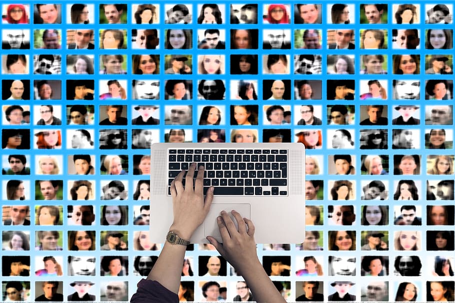 tastatur, hænder, skrive, input, gruppe, nøgler, personlig, efterfølger, venner, at chatte, snak, surf, netværk, human, global, social, medier, menneskelig kropsdel, menneskelig hånd, hånd, kigger på kameraet, portræt, teknologi, meddelelse, kropsdel, mennesker, midt voksen, forbindelse, succes, herrer, bedrift, fuld ramme, digital komposit, menneskelig lem, menneskelige arm, arme hævet, 4K