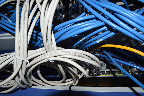 tecnologia, ruota, blu, cavi elettrici, dispositivo elettronico, fornitura elettrica, motore aeronautico, accessorio elettronico, connessione, Internet, cavo, rete di computer, cavo del computer, comunicazione, spina di connessione di rete, tecnologia wireless, computer, dati, attrezzatura informatica, attrezzatura, comunicazioni globali, industria, server di rete, scienza, attività commerciale, nessuno, complessità, biologia, elettricità, cablata, materiale elettrico, router, fibra ottica, laboratorio informatico, 5K, CC0, dominio pubblico, privo di copyright