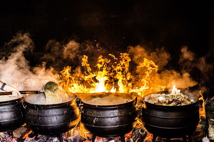 fotografia de lapse de temps, quatre, negre, articles de cuina de metall, cendra, fons negre, flama, cremar, cremant, cremada, carbó vegetal, primer pla, carbó, cuinar, fosc, foc, llenya, menjar, mà, calor, calenta, carn, olles, cordialment, fusta, foc - fenomen natural, calor - temperatura, naturalesa, groc, olla de cocció, cap gent, equipament per a la llar, cuina, moviment, estri de cuina, habitació domèstica, aparell, comunicació, a l'aire lliure, brillant, menjar i beguda, gran grup d'objectes, 5K