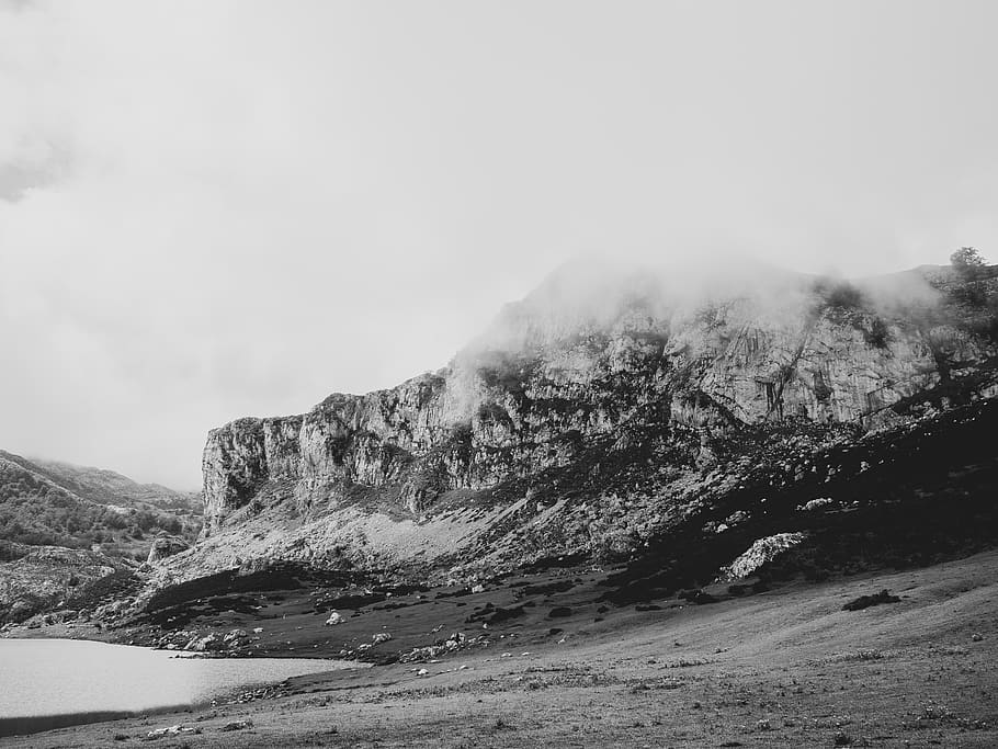 muntanya coberta de neu, ennuvolat, cel, muntanya, a l'aire lliure, Alps, naturalesa, espanya, lago de la ercina, núvol, boira, aigua, blanc i negre, llac, corrent, riu, estany, fred, arbre, roure, flora, planta, bellesa a la natura, escenics - natura, escena tranquil·la, tranquil·litat, escena no urbana, dia, cap gent, terra, medi ambient, núvol - cel, paisatge, rock, geografia física, Serra, remot, formació, 4K