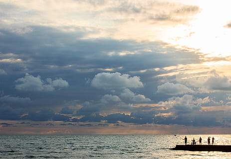 Schattenbildfoto, Menschen, Stehen, Dock, Meer, hinterleuchtet, Strand, Wolken, wolkig, Dämmerung, Angeln, Horizont, idyllisch, Ozean, friedlich, Wellen, Landschaft, szenisch, seelandschaft, Sommer-, still, Wasser, Himmel, wolke - himmel, Wasserfahrzeug, Transport, Transportmittel, Szenen - Natur, Schönheit in der Natur, Sonnenuntergang, Horizont über Wasser, Natur, ruhige Szene, Ruhe, Ufergegend, draußen, Reise, keine Leute, Segelboot, Passagierfahrzeuge, 4K, CC0, gemeinfrei, lizenzfrei