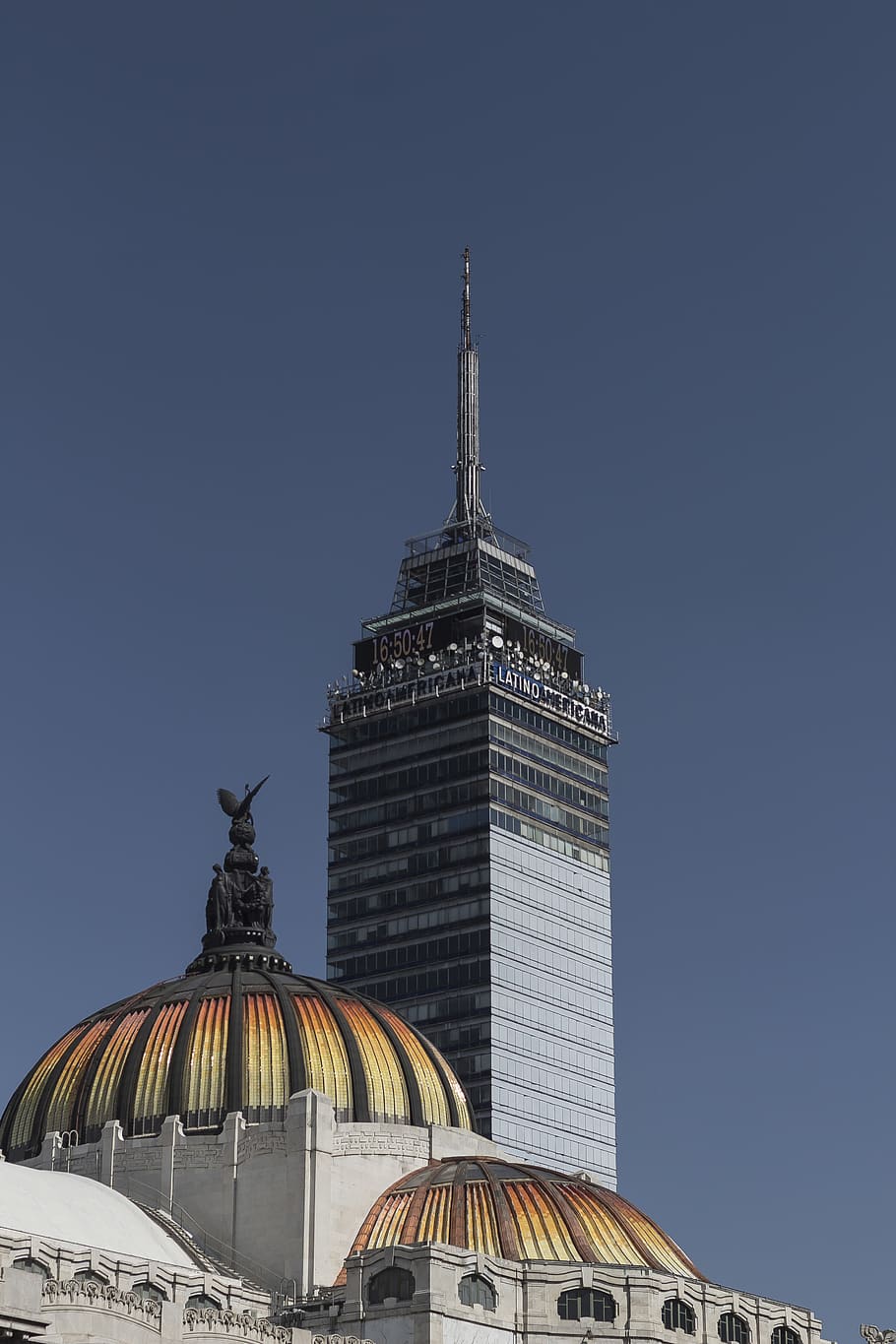 costruzione, architettura, campanile, guglia, Torre, cupola, cittadina, urbano, metropoli, città, edificio per uffici, pianta, centro, monumento, planetario, Torre dell'orologio, margherita, fiore, fiorire, margherite, struttura costruita, esterno dell'edificio, cielo, destinazioni di viaggio, cielo sereno, viaggio, turismo, nessuno, natura, credenza, copia spazio, luogo di culto, spiritualità, religione, alto - alto, all'aperto, edificio per uffici esterno, grattacielo, 5K