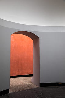 minimal, die Architektur, gebaute Struktur, Wandbau - Funktion, keine Leute, Eingang, drinnen, Tür, leeren, grau, Abwesenheit, Bodenbelag, Gebäude, modern, Natur, Türöffnung, Tag, öffnen, Sonnenlicht, Luxus, architektonische Säule, Beton, Decke, Fliesenboden, 5K