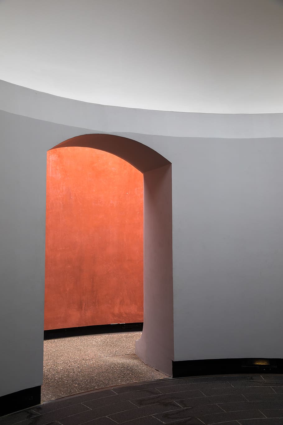 minimal, die Architektur, gebaute Struktur, Wandbau - Funktion, keine Leute, Eingang, drinnen, Tür, leeren, grau, Abwesenheit, Bodenbelag, Gebäude, modern, Natur, Türöffnung, Tag, öffnen, Sonnenlicht, Luxus, architektonische Säule, Beton, Decke, Fliesenboden, 5K