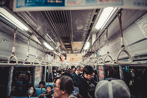 persone, dentro, treno, pendolari, in casa, luci, locomotiva, viaggiatori, pubblico, trasporto pubblico, sistema di trasporto, urbano, gruppo di persone, folla, persone reali, grande gruppo di persone, mezzi di trasporto, uomini, modo di trasporto, viaggio, donne, trasporto ferroviario, treno - veicolo, adulto, interno del veicolo, stili di vita, architettura, passeggeri, soffitto, metropolitana, 5K, CC0, dominio pubblico, privo di copyright
