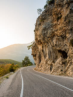 estrada de concreto cinza, estrada, asfalto, alcatrão, rodovia, caminho, natureza, penhasco, ao ar livre, promontório, Rocha, panorama, montanha, viagem, estrada de terra, cascalho, cenário, cão, animal, o caminho a seguir, transporte, direção, céu, placa, plantar, ninguém, símbolo, árvore, marcação de estrada, dia, scenics - natureza, estrada vazia, cena não urbana, tranquilidade, marcação, cena tranquila, Perspectiva Diminutiva, 5K, CC0, domínio público, royalty free