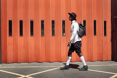 mennesker, mand, fyr, solrig, dag, uden for, afro amerikaner, gå, fuld længde, rigtige mennesker, en person, orange farve, livsstil, herrer, sport, arkitektur, barn, stående, sollys, murbygningsfunktion, tøj, hanner, udendørs, barndom, løb, bevægelse, uniform, 5K, CC0, offentligt domæne, royaltyfrie
