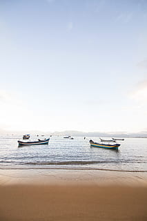 bianca, nero, di legno, giocattolo aereo, spiaggia, Barche, nuvole, costa, luce del giorno, orizzonte, paesaggio, natura, oceano, sabbia, panoramico, mare, paesaggio marino, riva del mare, riva, cielo, sistema di trasporto, acqua, imbarcazioni, onde, nave nautica, mezzi di trasporto, modo di trasporto, la tranquillità, terra, ormeggiato, scenics - natura, orizzonte sull'acqua, nessuno, bellezza nella natura, giorno, scena tranquilla, ancorato, all'aperto, barca a remi, 5K, CC0, dominio pubblico, privo di copyright