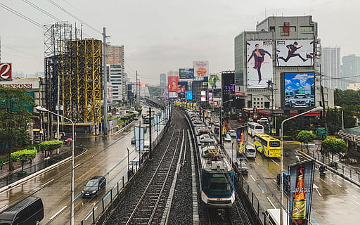 tog ved siden af ​​bygningen, togspor, jernbane, transportmidler, human, person, Edsa, tog, køretøj, by, bygning, by-, metropol, bus, bil, automobil, vej, terminal, togstation, transportform, bygget struktur, arkitektur, spore, jernbanespor, himmel, bygning udvendig, jernbanetransport, offentlig transport, land køretøj, motor køretøj, gade, ingen mennesker, natur, udendørs, vejen frem, kontorbygning udvendig, skyskraber, 4K, CC0, offentligt domæne, royaltyfrie