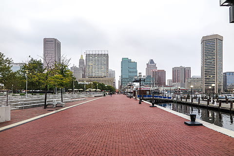 pasarela de ladrillo, frente al mar, baltimore, Maryland., arquitectura, nubes, costa, puerto, Maryland, orilla, Estados Unidos, bote, céntrico, luces, metropolitano, moderno, paseo, estados, viaje, unido, urbano, caminar, agua, exterior del edificio, estructura construida, ciudad, edificio, edificio de oficinas exterior, rascacielos, naturaleza, Distrito residencial, cielo, paisaje, horizonte urbano, calle, árbol, paisaje urbano, planta, distrito centro, oficina, día, nube - cielo, al aire libre, nadie, Distrito financiero, apartamento, 2K, CC0, dominio público, libre de derechos