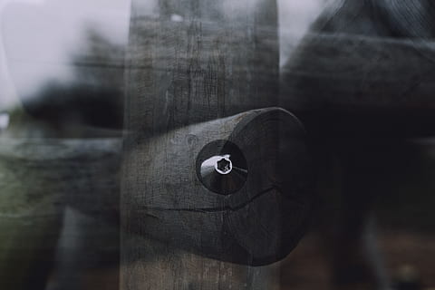 Netz, Spielplatz, doppelt, Exposition, Stammes-, Experimental-, Foto, Technik, Nahansicht, keine Leute, Holz - Material, Tag, selektiver Fokus, Fokus auf den Vordergrund, draußen, hängend, Natur, Darstellung, Metall, anthropomorph, Technologie, Auge, Kunst und Handwerk, Verbindung, menschliche Darstellung, Emotion, Holzpfosten, 5K, CC0, gemeinfrei, lizenzfrei