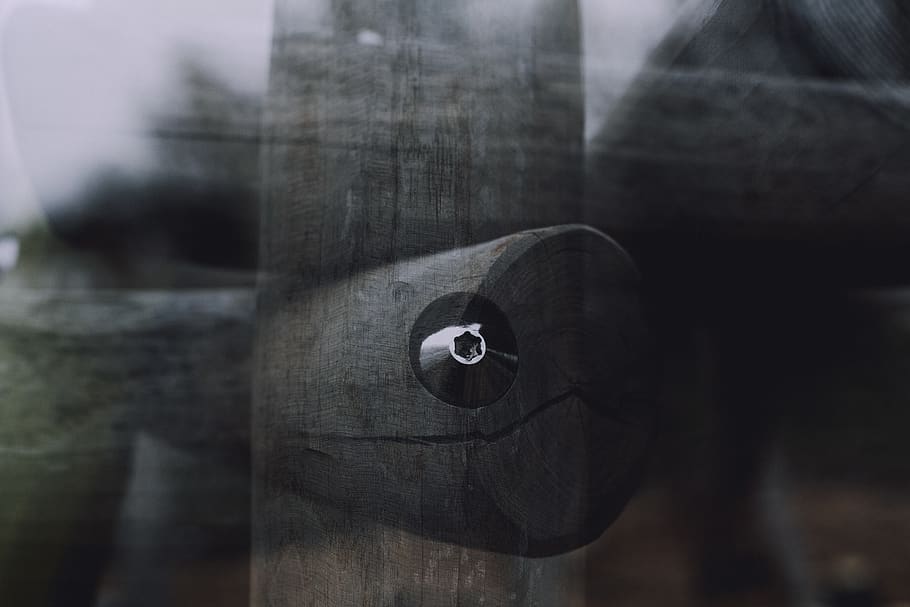 Netz, Spielplatz, doppelt, Exposition, Stammes-, Experimental-, Foto, Technik, Nahansicht, keine Leute, Holz - Material, Tag, selektiver Fokus, Fokus auf den Vordergrund, draußen, hängend, Natur, Darstellung, Metall, anthropomorph, Technologie, Auge, Kunst und Handwerk, Verbindung, menschliche Darstellung, Emotion, Holzpfosten, 5K