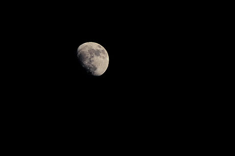 lua, céu, noite, espaço, astronomia, beleza na natureza, lua planetária, scenics - natureza, copie o espaço, visão de baixo ângulo, cena tranquila, natureza, tranquilidade, superfície da lua, ninguém, Sombrio, exploração espacial, idílico, céu limpo, meia-lua, ao ar livre, lua cheia, astrologia, espaço e astronomia, luar, 2K, CC0, domínio público, royalty free