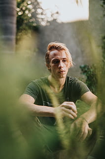 uomo, seduta, alberi, persona, umano, dito, capi di abbigliamento, abbigliamento, manica, braccio, pianta, fuoco, albero, giardino, all'aperto, giardinaggio, folla, concerto, concerto rock, luce del sole, fiamma, veicolo, una persona, persone reali, messa a fuoco selettiva, abbigliamento casual, vista frontale, stili di vita, attività di svago, giorno, colore verde, natura, crescita, giovane adulto, adulto, analizzare, cercare, guardare, tre quarti, ritratto, 5K, CC0, dominio pubblico, privo di copyright