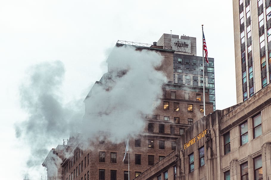 fum, fora, edifici, de gran alçada, urbà, ciutat, metròpolis, edifici d'oficines, animal, ocell, fàbrica, Pol · lució, edifici d'apartaments, demolició, símbol, bandera, bomber, refineria, condomini, habitatge, exterior de l'edifici, arquitectura, fum - estructura física, estructura construïda, dia, cap gent, indústria, cel, naturalesa, a l'aire lliure, moviment, vida de ciutat, contaminació de l'aire, cremant, barri residencial, pila de fums, foc, apartament, 5K