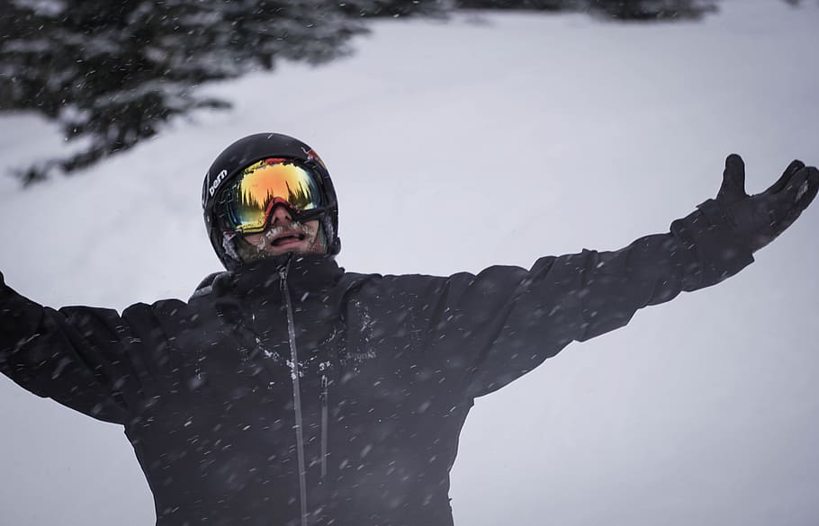 sne, bjerge, colorado, vinter, kold temperatur, fritidsaktivitet, en person, livsstil, rigtige mennesker, dag, natur, forfra, taljen op, varme tøj, tøj, dækker, menneskelige arm, udendørs, stående, nydelse, hætte - tøj, ekstremt vejr, arme hævet, sner, 5K