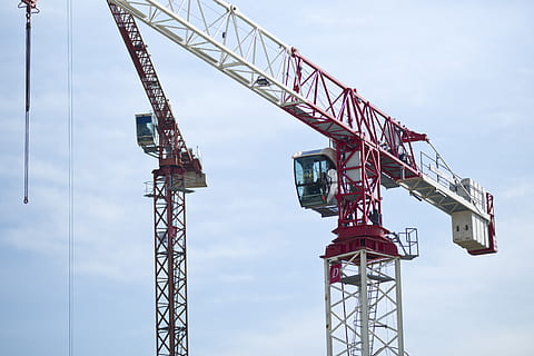 kran, konstruktion, himmel, struktur, bygning, sites, arkitektur, arbejdet, kraner, industriel, metal, høj, websted, iskele, ingeniørarbejde, skyer, maskine, by, teknologi, udstyr, stål, reb, industri, sikkerhed, arbejder, kran - entreprenørmaskiner, maskineri, byggeplads, byggebranchen, lav vinkel visning, udvikling, dag, byggemaskiner, natur, udendørs, ingen mennesker, sky - himmel, høj - høj, bygget struktur, konstruktion køretøj, ufuldstændig, byggemateriale, industrielt udstyr, 5K, CC0, offentligt domæne, royaltyfrie