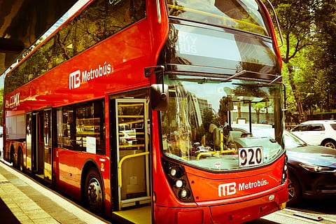 metrobus, autobus, Červené, cdmx, Mexiko, doprava, autobusů, město, městský, vozidlo, veřejná doprava, způsob dopravy, přeprava, pozemního vozidla, text, sdělení, západní skript, ulice, auto, den, podepsat, architektura, motorové vozidlo, venku, cestovat, nikdo, číslo, 5K, CC0, veřejná doména, bez autorských práv