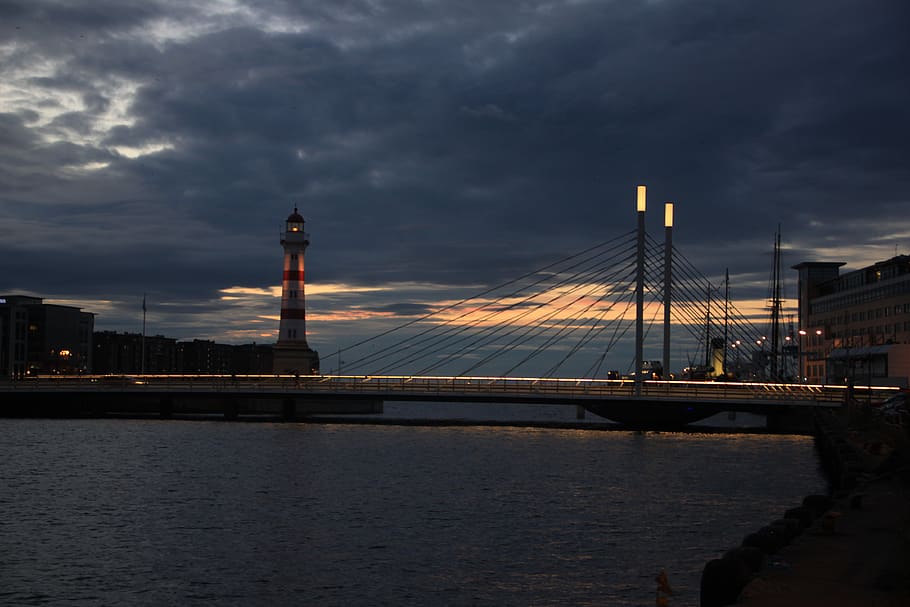 malmö, pont, nit, far, estructura construïda, arquitectura, cel, connexió, pont - estructura feta per l'home, exterior de l'edifici, núvol - cel, aigua, ciutat, naturalesa, transport, torre, edifici, destinacions de viatge, cap gent, vespre, riu, turisme, a l'aire lliure, exterior d’edifici d’oficines, gratacels, 4K