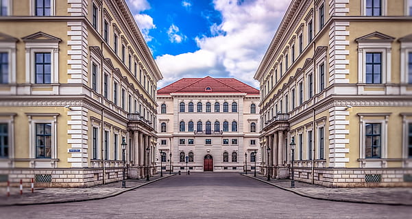 munich, odeonsplatz, simètric, arquitectura, ciutat, carrer, edifici, exterior de l'edifici, estructura construïda, núvol - cel, cel, direcció, finestra, el camí a seguir, dia, naturalesa, cap gent, barri residencial, història, a l'aire lliure, el passat, arc, perspectiva decreixent, casa de fila, 4K, CC0, domini públic, lliure de regalies