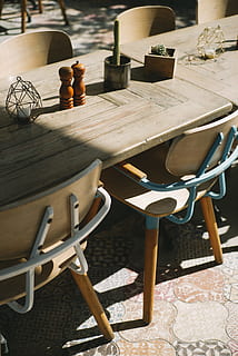 verde, cactus, vaso, Marrone, di legno, tavolo, sedia, condimenti, bar, ristorante, vuoto, luce del sole, posto a sedere, all'aperto, pianta, legna, legno - materiale, nessuno, mobilia, estate, cenare, lusso, eleganza, cena, terrazza, 5K, CC0, dominio pubblico, privo di copyright