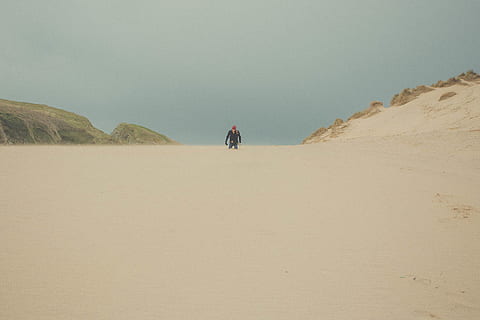 Cornwall, Großbritannien, Wolken, Himmel, Ozean, Küste, Meer, Wind, Gras, Natur, natürlich, Schönheit, Licht, Abenteuer, Entdeckung, Landschaft, Sonne, Strand, Horizont, Liebe, Land, Sand, Wüste, Sanddüne, Szenen - Natur, Freizeitbeschäftigung, trockenes Klima, Klima, Fernbedienung, Umgebung, Schönheit in der Natur, Ruhe, Menschen, Tag, Erwachsene, Gehen, Nicht-städtische Szene, draußen, 1080P, CC0, gemeinfrei, lizenzfrei