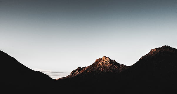 natura, paesaggio, montagne, chiaro, cielo, pendenza, ombra, vertice, picchi, montagna, catena montuosa, bellezza nella natura, la tranquillità, scenics - natura, scena tranquilla, silhouette, copia spazio, cielo sereno, nessuno, picco di montagna, scena non urbana, roccia, terra, a distanza, all'aperto, ambiente, formazione, 5K, CC0, dominio pubblico, privo di copyright