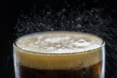 fondo, bebida, burbuja, gaseado, agua carbonatada, de cerca, reajuste salarial, bebida fría, deshidración, beber, efervescencia, frescura, vaso, hielo, líquido, popular, refresco, soda, azucarado, sediento, insalubre, papel pintado, agua, comida y bebida, bebida espumosa, alcohol, equipo doméstico, cerveza - alcohol, vaso de cerveza, cerveza, adentro, nadie, naturaleza muerta, solo objeto, espuma, material de vidrio, centrarse en primer plano, cerveza artesanal, fondo negro, 4K, CC0, dominio público, libre de derechos
