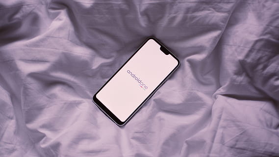 zapnutý, Černá, android smartphone, lůžko, textil, nábytek, uvnitř, prádlo, text, list, zmačkaný, západní skript, nikdo, ložnice, sdělení, detail, bílá barva, stálý život, domácí místnost, celý rám, vysoký úhel pohledu, jediné slovo, přímo nad, zpráva, 5K, CC0, veřejná doména, bez autorských práv