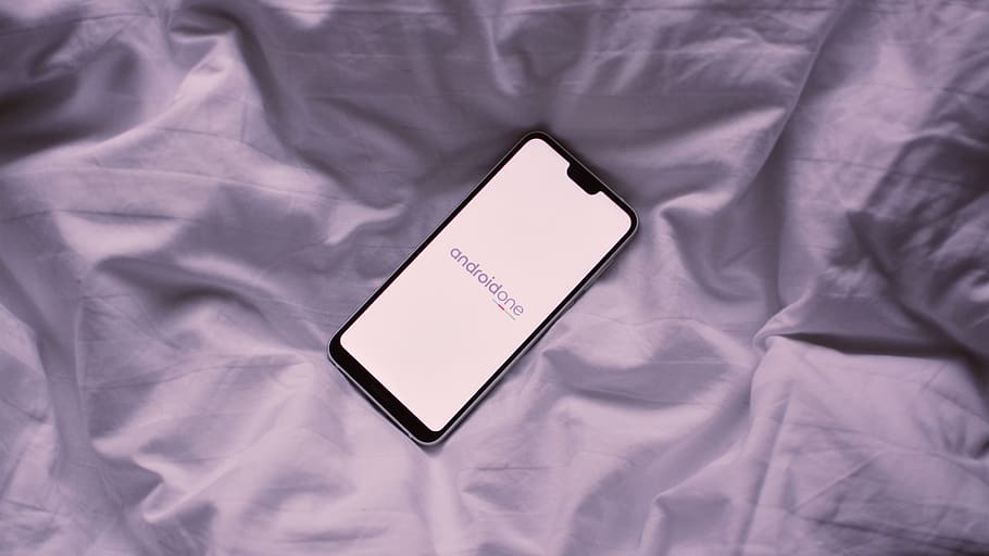 encès, negre, smartphone Android, llit, tèxtil, mobles, a l'interior, roba de llit, text, full, arrugat, guió occidental, cap gent, dormitori, comunicació, primer pla, Color blanc, natura morta, habitació domèstica, marc complet, vista d’angle alt, sola paraula, directament a sobre, missatge, 5K