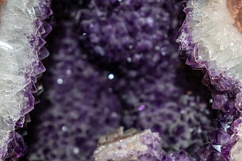 geode viola, viola, avvicinamento, minerale, cristallo, nessuno, in casa, modello, bellezza nella natura, natura, colore rosa, natura morta, messa a fuoco selettiva, gioielli, cibo, pietra preziosa, concentrarsi sulle conoscenze acquisite, freschezza, cibo e bevande, strutturato, fiore, 5K, CC0, dominio pubblico, privo di copyright