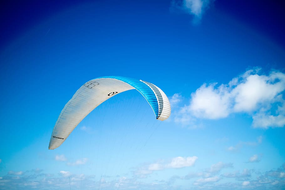 naturalesa, cel, núvols, paracaigudes, blau, blanc, volant, núvol - cel, parapent, Esports extrems, a l'aire, esport, aventura, vista d’angle baix, lliscament, dia, persona irreconeixible, llibertat, transport, persones reals, activitat d'oci, joia, a l'aire lliure, pista de vapor, 1080P
