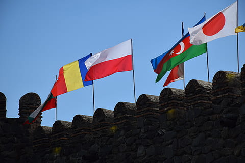 bandera, llac dusia, cel, vista d’angle baix, el patriotisme, naturalesa, cap gent, dia, estructura construïda, arquitectura, medi ambient, exterior de l'edifici, cel clar, vent, agitant, multicolor, a l'aire lliure, blau, edifici, vermell, 4K, CC0, domini públic, lliure de regalies