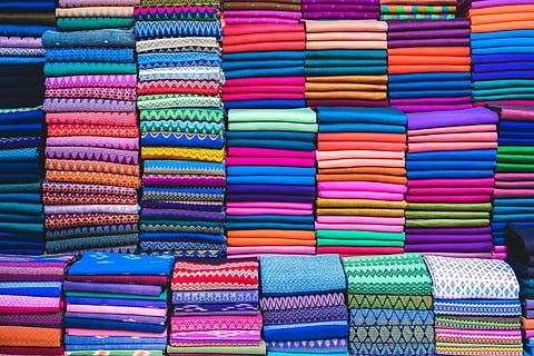 ručník, osuška, deka, vzory, barva, Myanmar, mandalay, textil, tkanina, longyi, pletení, koberec, tkaný, tkaní, žehlička, spotřebič, oblečení železo, slátanina, slunečního světla, vícebarevné, velká skupina objektů, výběr, variace, maloobchodní, celý rám, trh, pozadí, zásobník, na prodej, obchod, nikdo, hojnost, vzor, uvnitř, v řadě, sbírka, podnikání, uspořádání, maloobchodní displej, Prodej, nachový, šátek, bazar, 4K, CC0, veřejná doména, bez autorských práv