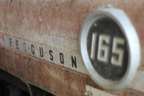 ferguson 165 tahač, detail, text, číslo, západní skript, selektivní zaměření, starý, nikdo, sdělení, uvnitř, zastaralý, run-down, velké písmeno, pokles, poškozen, zhoršení, kov, Dějiny, přesnost, zaměřit se na popředí, zničil, 5K, CC0, veřejná doména, bez autorských práv