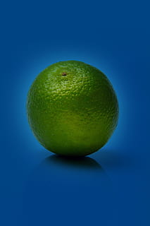 verde, Limone, unico, frutta, salutare, agrume, agrumi, succoso, naturale, fresco, natura, rinfrescante, vitamine, blu, colore, tropico, sfondo colorato, girato in studio, mangiare sano, cibo e bevande, singolo oggetto, cibo, benessere, sfondo blu, freschezza, in casa, colore verde, nessuno, avvicinamento, ritagliare, mela - frutto, maturo, due oggetti, biologico, 5K, CC0, dominio pubblico, privo di copyright