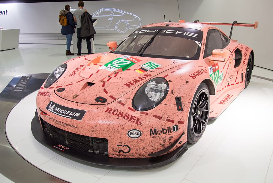 pink coupe, automobil, bil, køretøj, transportmidler, human, person, sportsvogn, racerbil, maskine, hjul, dæk, frakke, beklædning, overfrakke, tøj, coupe, bil show, pit stop, forrude, talte, transportform, motor køretøj, land køretøj, herrer, stående, gruppe af mennesker, tilfældige mennesker, rigtige mennesker, indendørs, dag, voksen, rejse, mennesker, Kvinder, stationær, meddelelse, Kunst og håndværk, nummer, 4K