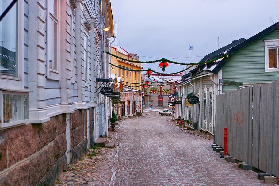 antic, ciutat, cobble, destinació, europa, façana, Finlàndia, històric, casa, nordic, vell, resident, sostre, Escandinau, pedra, carrer, estructura, viatjar, urbà, vista, finestra, fusta, festa, hivern, poble, arquitectura, exterior de l'edifici, estructura construïda, edifici, el camí a seguir, direcció, barri residencial, carreró, cap gent, perspectiva decreixent, sendera, llambordes, naturalesa, estret, a l'aire lliure, dia, equips d’il·luminació, casa de fila, 2K
